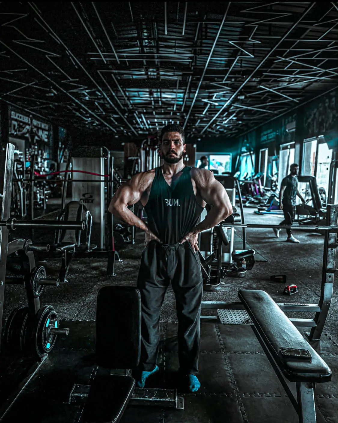 mohammed-fayiz-fitness-coach-gym-portrait Mohammed Fayiz standing in a gym as a professional fitness coach
