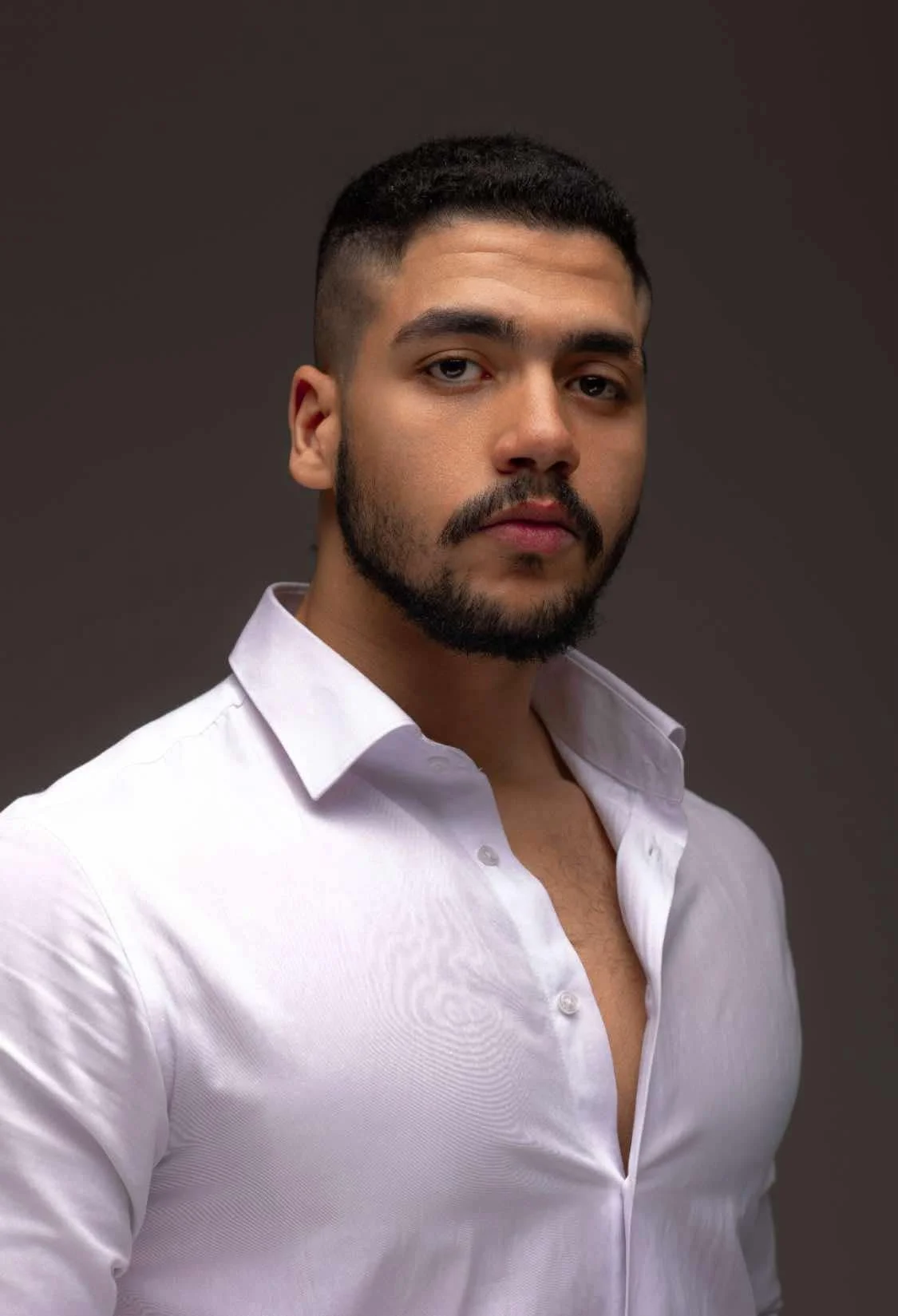 mohammed-fayiz-fitness-coach-white-shirt Professional portrait of Mohammed Fayiz wearing a white shirt